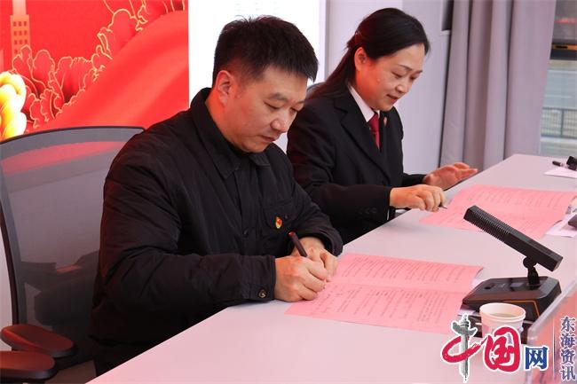 点击图片翻到下一页>> 淮阴工学院电信学院师生与宪法的故事:知法于心 守法于行