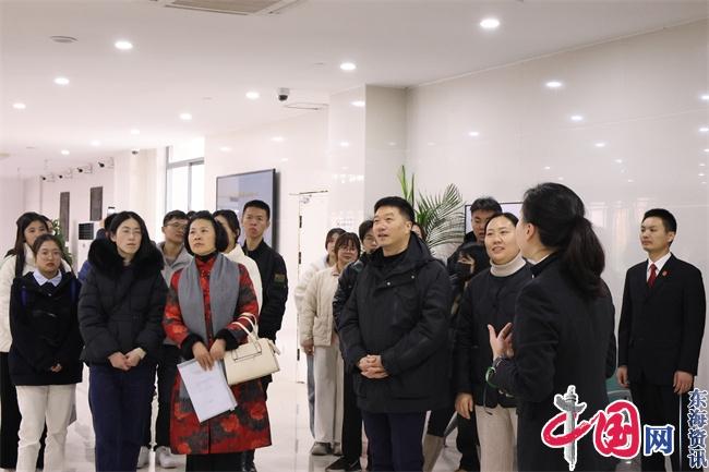 点击图片翻到下一页>> 淮阴工学院电信学院师生与宪法的故事:知法于心 守法于行